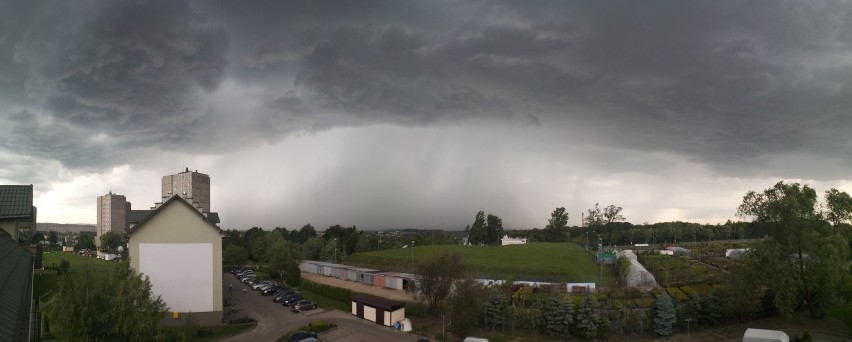 W Tarnowie i regionie trwa sprzątanie po nawałnicach. Wicher powalił drzewa, deszcz zalewał piwnice. Meteorolodzy zapowiadają kolejne burze