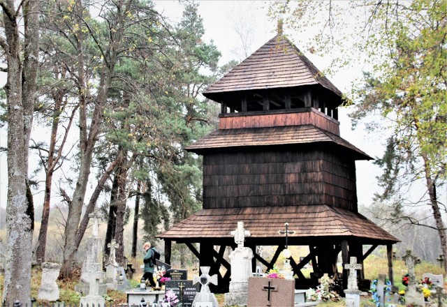 Dzwonnica na starym cmentarzu grekokatolickim w Lubyczy Królewskiej. To miejsce także świadczy o wielokulturowej przeszłości miasteczka