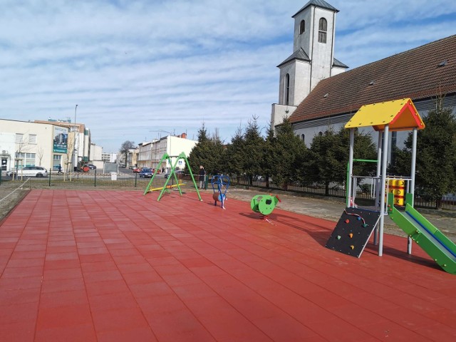 nowy plac zabaw ma bezpieczną nawierzchnię - upadek na niej nie grozi potłuczeniami. Kolorowe elementy docenią zapewne nie tylko najmłodsi