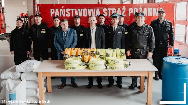 Sprzęt i materiały będą bardzo przydatne w jakże ważnej misji którą wykonują strażacy z jednostki Państwowej Straży Pożarnej w Kazimierzy Wielkiej.