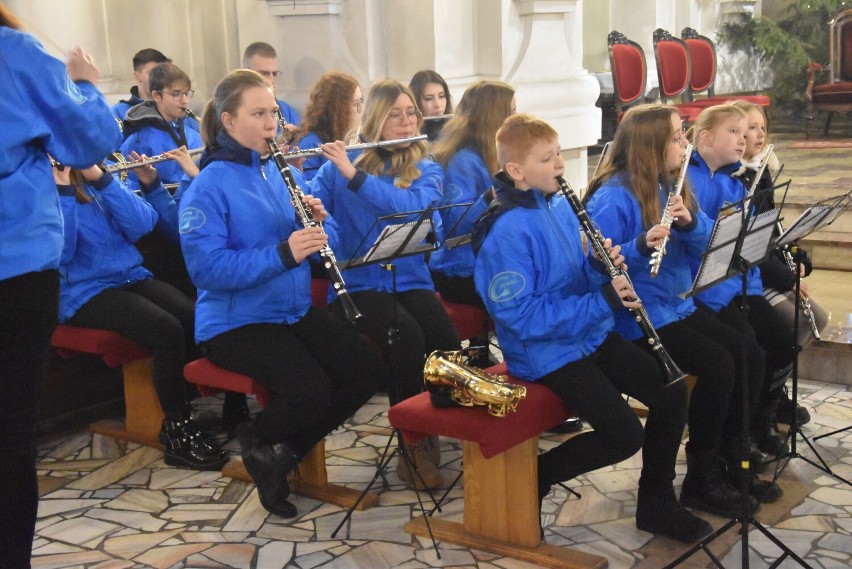 Koncert kolęd w kościele pw. św. Jadwigi Śląskiej w wykonaniu Grodziskiej Orkiestry Dętej 