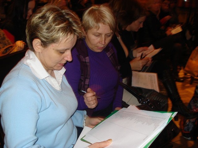 Od lewej panie Anna Stelmach i Anna Sągała  wypełniają niezbędne dokumenty umożliwiające udział w kursie "Bezpieczna Kobieta".
