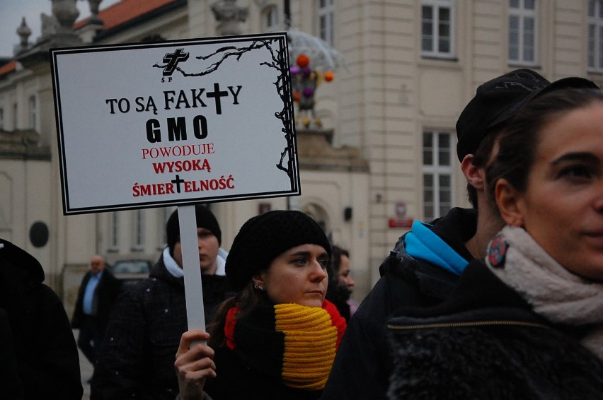 Protest przeciwko GMO przed Pałacem Prezydenckim