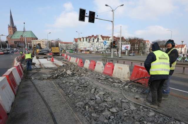 Jednym z etapów modernizacji torowisk naul.  Gdańskie j i Energetyków jest remont przyczółków drogowych