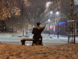 W Głogowie solidnie sypnęło śniegiem. Miasto nocą pod śnieżną pierzynką wygląda magicznie. Zobaczcie zdjęcia