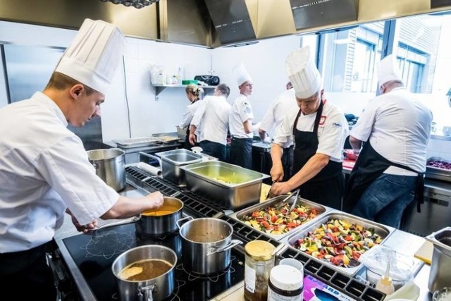 Odmrożona gastronomia cieszy się z klientów, ale i potrzebuje znów rąk do pracy. To dobry znak. Które lokale w Toruniu i okolicy szukają pracowników? Jakie warunki im proponują? Oto konkretne oferty.

WIĘCEJ SZCZEGÓŁÓW NA KOLEJNYCH STRONACH >>>>>