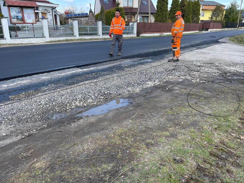 W Stobiecku Szlacheckim remontują drogę, w Ładzicach dyskutują o stanie dróg powiatowych. ZDJĘCIA
