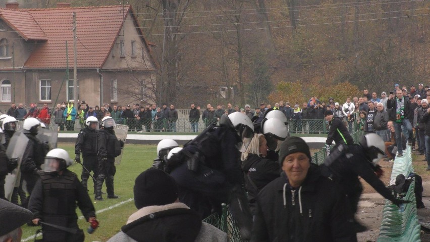 Zadyma na meczu Piast Nowa Ruda - Polonia-Stal Świdnica. Musiała interweniować policja [ZDJĘCIA]