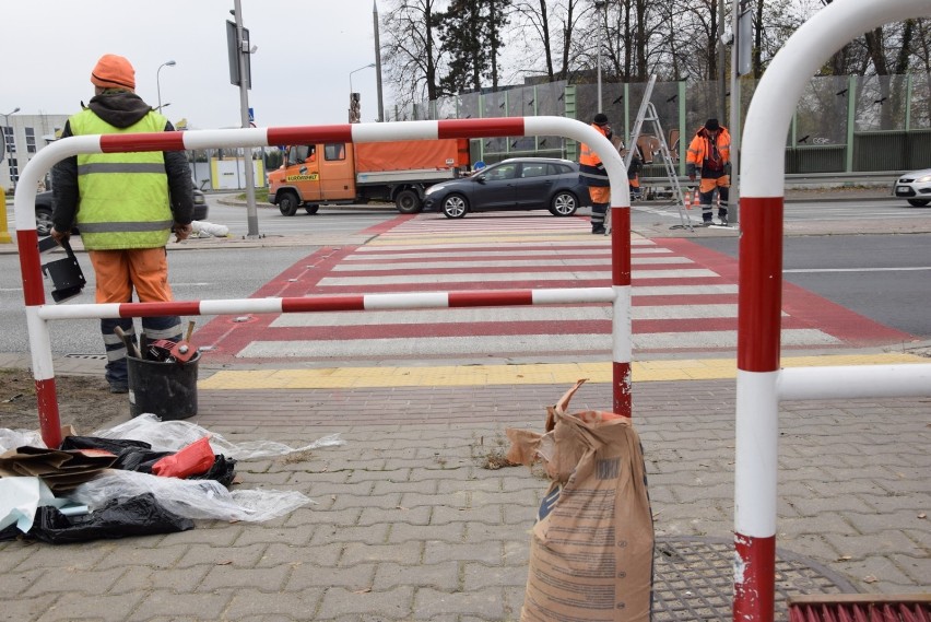 Wiele się zmieni na al. Rataja w Skierniewicach. Montują pierwsze aktywne przejście dla pieszych [ZDJĘCIA]