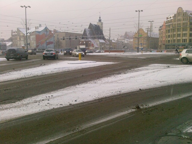 Plac Dominikański. Śnieg i błoto pośniegowe zalegają główne ulice Wrocławia.