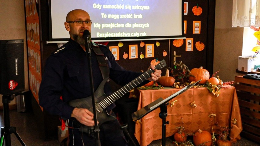 Policjant z Ustrzyk Dolnych śpiewająco uczy dzieci zasad bezpieczeństwa. Funkcjonariusz zawitał ostatnio do Komańczy [ZDJĘCIA, WIDEO]