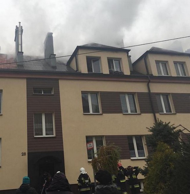 Strażacy zostali zaalarmowani po tym jak na poddaszu bloku pojawił się gęsty dym