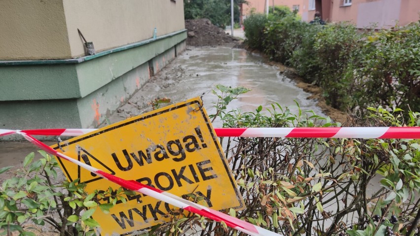 Osiadają fundamenty starego bloku przy ul. Broniewskiego w...