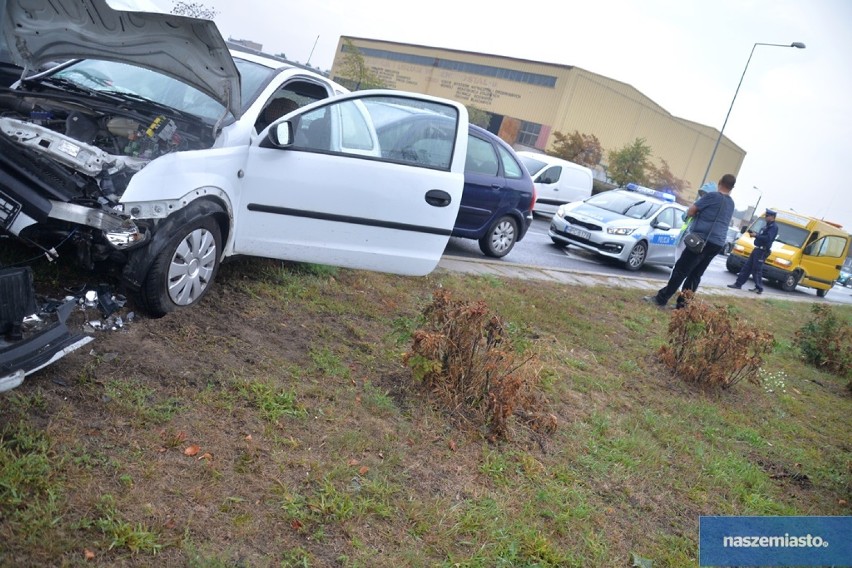 Groźny wypadek na alei Królowej Jadwigi we Włocławku. Opel uderzył w słup [zdjęcia]