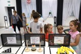 Interaktywna wystawa "O matmo!" z Centrum Nauki Kopernik w Goleszach Dużych. Dzieci przez zabawę uczyly się matematyki. ZDJĘCIA
