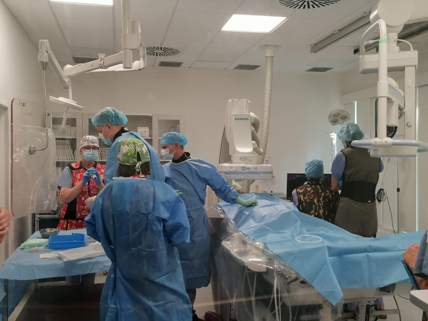 Innowacyjna operacja przeprowadzona w gnieźnieńskim szpitalu. Tylko 30 minut, a zmienia życie pacjentów!