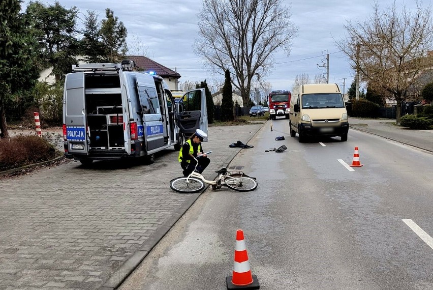 Wypadki na drogach w powiecie piotrkowskim. Potrącenie rowerzystki, dachowanie w Jeżowie ZDJĘCIA