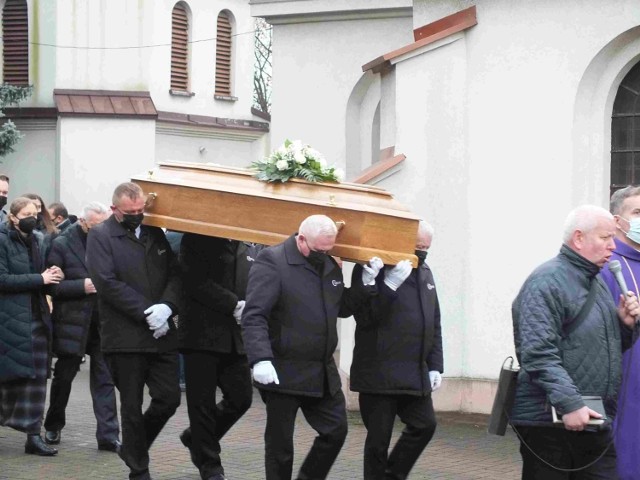 Kondukt żałobny z trumną Jadwigi Stachowicz, w drodze z kaplicy pogrzebowej do kościoła