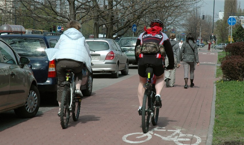 Szorstka przyjaźń kierowców z rowerzystami nikogo chyba nie...