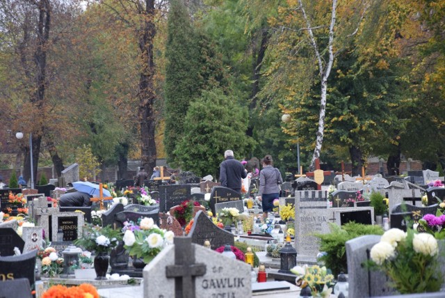 Cmentarz parafii św. Jadwigi Śląskiej w Chorzowie.
Zobacz kolejne zdjęcia/plansze. Przesuwaj zdjęcia w prawo - naciśnij strzałkę lub przycisk NASTĘPNE