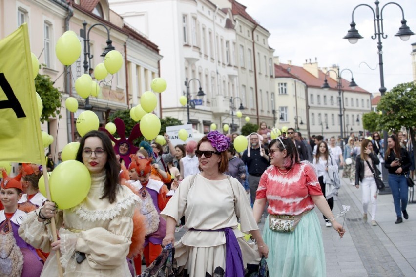 Parada Dziwolągów przeszła ulicami Rzeszowa. Było radośnie i kolorowo!