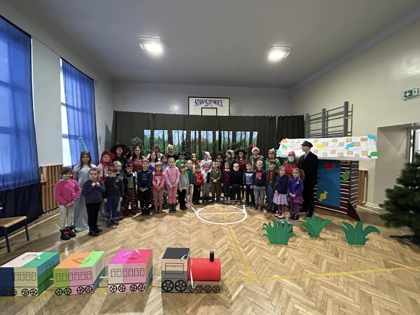 Szkoła Podstawowa numer 1 w Starachowicach zamieniła się w krainę bajek. Zobaczcie zdjęcia