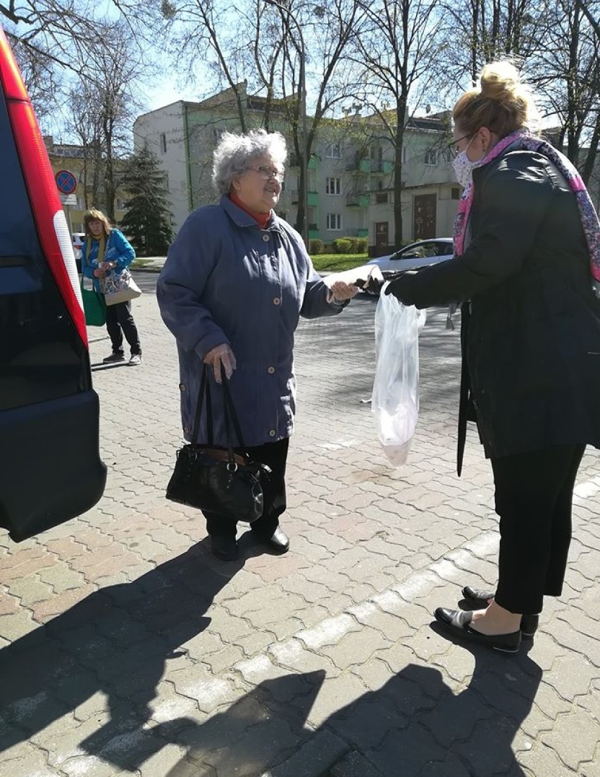 To pokłosie rządowego nakazu zakrywania ust i nosa, który...