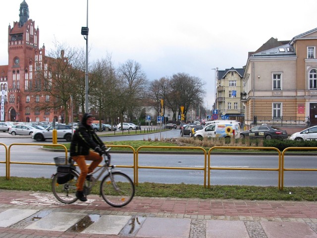 Ścieżka pieszo-rowerowa przed Nową Bramą u zbiegu ul. Anny Łajming i Placu Zwycięstwa gdzie kiedyś skręcały tramwaje