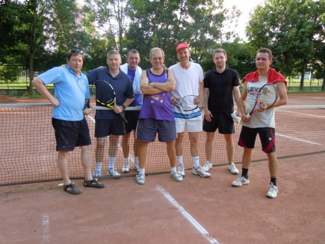 Na zdjęciu z tenisistami: Tadeuszem,  Tomaszem, Stanisławem Kinalem (instruktor tenisowy), Piotrem, Mateuszem i Grzegorzem.