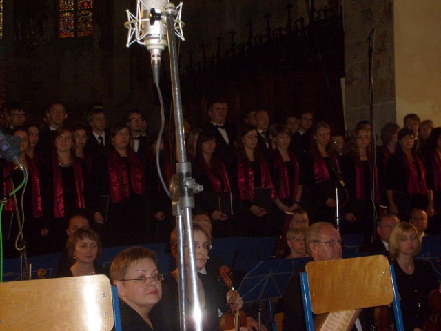 Chór Resonans con tutti i Orkiestra Symfoniczna Filharmonii Zabrzańskiej.