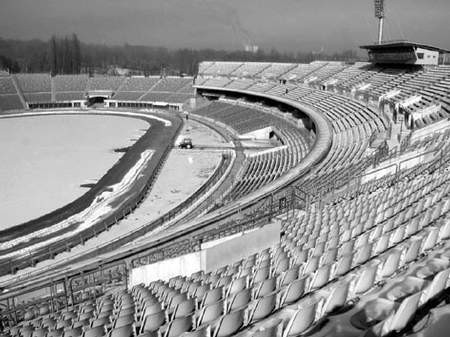 Stadion Śląski na razie przykryty jest warstwą białego puchu.