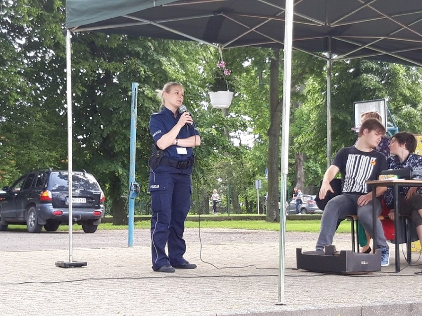 Policjanci na pikniku rodzinnym " Postaw na rodzinę". O bezpieczeństwie i pracy policjantów - pogadanki w Ostaszewie