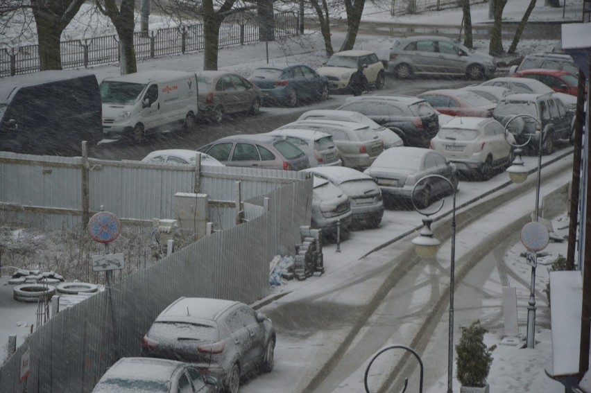 Śnieg sparaliżował ruch w Szczecinie za kilka godzin [ZDJĘCIA]