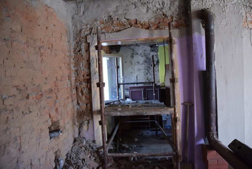 Dach piętrowego domu Budzyńskich został zniszczony, pokoje...