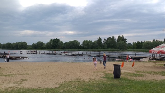 Plaża, jezioro, wypożyczalnia sprzętu wodnego - to wszystko mieszkańcy znajdą w Ośrodku Wypoczynkowym nad Jeziorem Starogrodzkim