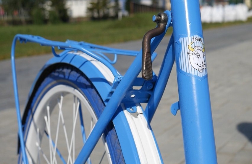 Rower Piasta w biało-niebieskich barwach
