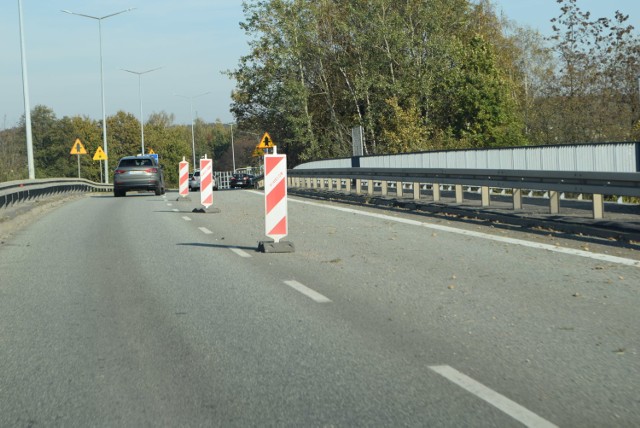 Od kilku miesięcy kierowcy mogą korzystać z tylko jednego pasa na wiadukcie wzdłuż ulicy Katowickiej w Żorach