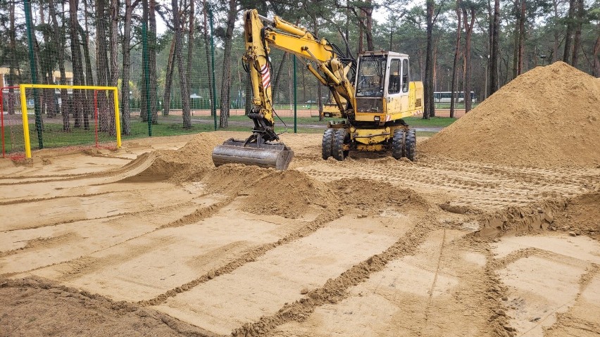 OSiR w Wągrowcu wymienia piasek na boiskach i w piaskownicach 
