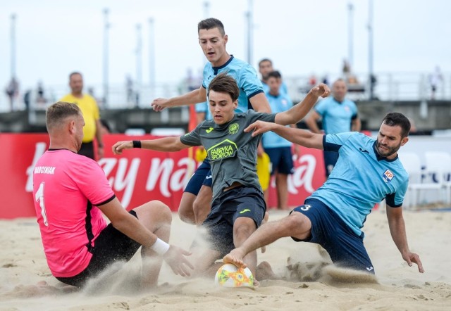 Puchar Polski mężczyzn w beach soccerze 2021. Fragment ćwierćfinałowego meczu KP Łódź (niebieskie koszulki) - UKS Milenium Gliwice, który wygrali ci pierwsi 4:3