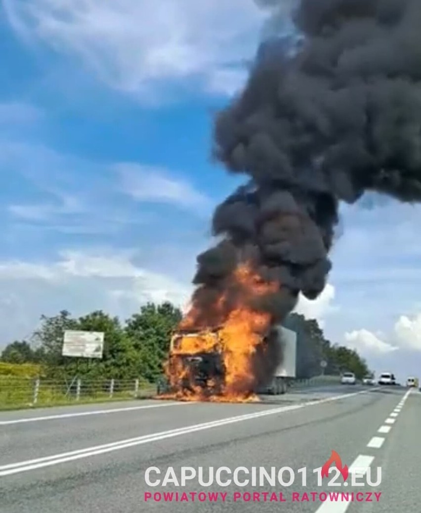 Kabina samochodu ciężarowego całkowicie uległa spaleniu