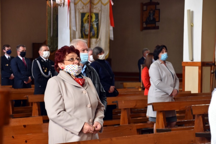 Szymbark. Uroczysta msza święta z okazji uchwalenia Konstytucji 3 Maja oraz Dnia Strażaka