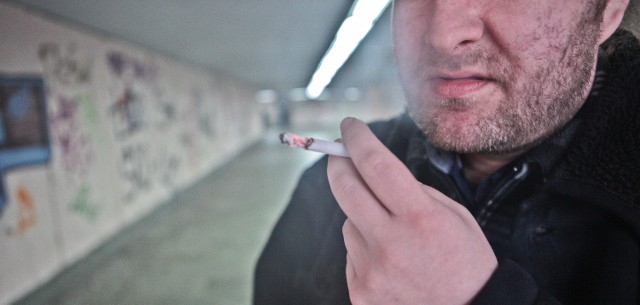Zakaz palenia w przejściach obowiązuje od marca, lecz część łodzian go nie respektuje