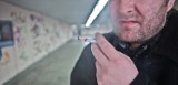 Jest zakaz palenia w przejściach podziemnych w Łodzi, a i tak palą