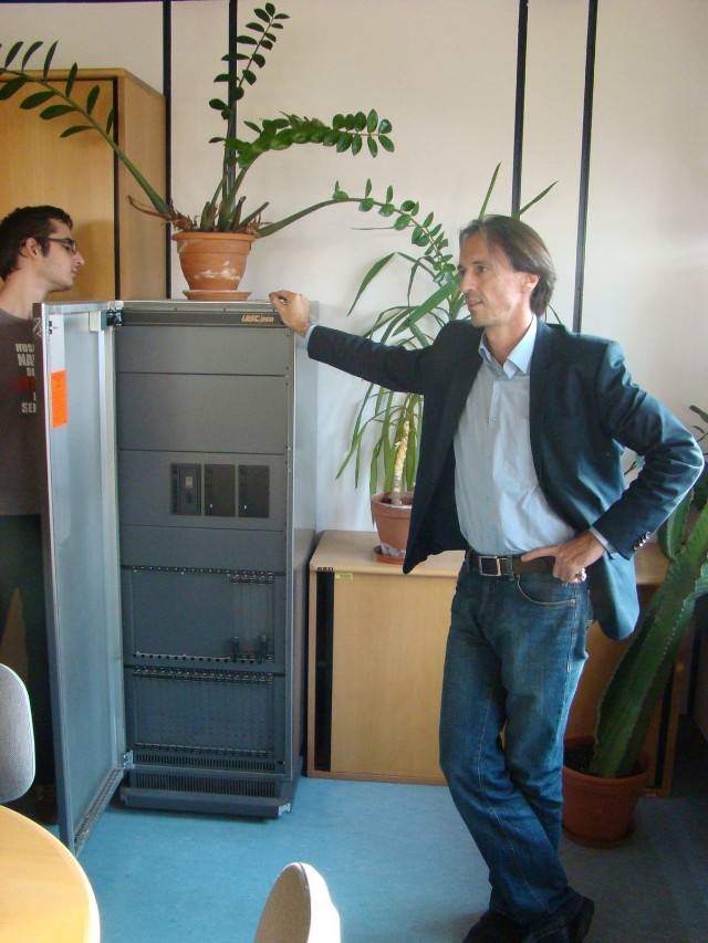 Prof. Siegfried Benkner pokazuje sw&oacute;j stary superkomputer.