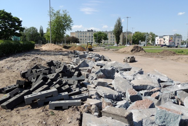 Zaglądamy na plac bpa Chrapka w Toruniu, gdzie trwa przebudowa układu drogowego. Jak idą postępy prac? Kiedy czekają nas kolejne zmiany w ruchu?

W połowie kwietnia front robót poszerzył się o południową jezdnię ulicy Przy Kaszowniku. 
-&nbsp;wykonano roboty rozbiórkowe, przebudowano kolizje energetyczne i teletechniczne oraz wykonano dolne warstwy konstrukcyjne wraz z ułożeniem krawężnika na wlocie zachodnim ronda
-&nbsp;wykonano roboty rozbiórkowe oraz trwają prace związane z budową kolektora deszczowego na wylocie w kierunku Placu 
Pokoju Toruńskiego, aby rozpocząć w tym miejscu roboty drogowe
-&nbsp;rozpoczęło się układanie kabla, który zasilać będzie nową sieć trakcji tramwajowej

Jeszcze w miesiącu maju planowane jest rozpoczęcie prac na ulicy Warneńczyka (wylot na Gdańsk). Rozpoczną się tam prace rozbiórkowe oraz budowa nowej jezdni.

Zobacz także: Ewakuacja ZSG-H w Toruniu [ZDJĘCIA]

Poważniejsze zmiany dla kierowców oraz pasażerów komunikacji miejskiej planowane są na lipiec, kiedy to wykonawca wprowadzi drugi etap organizacji ruchu zakładający wstrzymanie ruchu tramwajów oraz objazd dla pojazdów po nowo wybudowanej nitce południowej. 

W związku z pracami na południowej jezdni ulicy Przy Kaszowniku, ruch dwukierunkowy został skierowany na jezdnię północną, czyli tą od strony cmentarza. Na wysokości sklepu Netto przejeżdżamy przez torowisko, specjalnie przygotowanym przejazdem przez torowisko. Dla zapewnienia bezpieczeństwa w tym miejscu została zamontowana sygnalizacja świetlna.

Warto przypomnieć, że na skrzyżowaniu placu Chrapka zostanie utrzymana relacja z pierwszeństwem z Bydgoszczy w kierunku Gdańska. Przystanek autobusowy Przy Kaszowniku został przeniesiony z jezdni zachodniej na jezdnię wschodnią. Dojście do przystanku jest możliwe tymczasowym przejściem dla pieszych od strony wschodniej ulicy Przy Kaszowniku. 

Plac bpa Chrapka zlokalizowany jest w ciągu DK15, DK80 i przebiegającej w bardzo bliskiej odległości DK91, której przebieg jest alternatywą dla autostrady A1.
To jedno z najważniejszych, ale i najbardziej niebezpiecznych skrzyżowań na mapie komunikacyjnej Torunia. Zastosowane tu rozwiązania są słabo czytelne dla kierowców i sprawiają im wiele trudności. W ciągu roku dochodzi tu średnio do 42 kolizji i dwóch wypadków. 

Na niski poziom bezpieczeństwa ma wpływ także duża liczba przejść dla pieszych oraz duża prędkość, jaką kierowcy rozwijają w obrębie skrzyżowania. Sytuacja na skrzyżowaniu ma wpływ na rozkład ruchu drogowego odbywającego się na wszystkich kierunkach oraz na płynność i przepustowość ruchu w okolicach centrum miasta. Po przebudowie plac Chrapka będzie stanowić przejrzyste bezkolizyjne skrzyżowanie dróg krajowych.

Realizacja projektu przyniesie polepszenie dostępu do obszarów kluczowych dla rozwoju gospodarczego województwa, międzyregionalnych układów komunikacyjnych oraz wzrost bezpieczeństwa użytkowników drogi, a także wpłynie na zwiększenie mobilności mieszkańców regionu. 

Prace na placu bpa Chrapka. Zaglądamy na plac budowy [ZDJĘCIA]