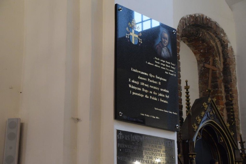 W Cedrach Wielkich odsłonięto tablicę upamiętniającą 100. urodziny Jana Pawła II |ZDJĘCIA