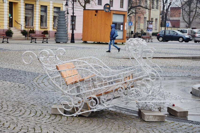 Pijany wandal grasował nocą po starówce w Sieradzu. Został zatrzymany (fot, aktualizacja)