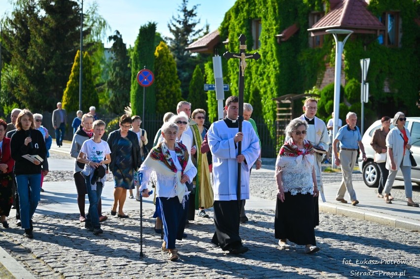 Procesja z Bazyliki Mniejszej do krzyża na sieradzkiej...