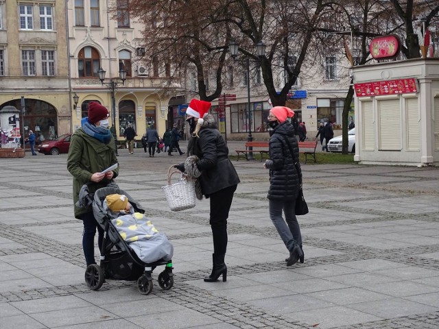 Maseczki trafiały do przechodniów w Chełmnie