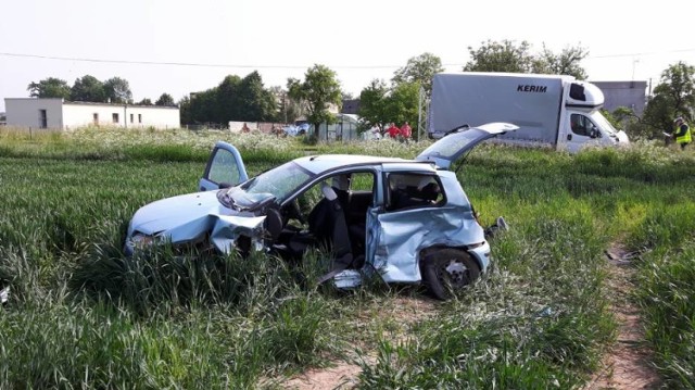 Podświetlane znaki "Stop" na niewiele się zdają, gdy zawodzą kierowcy. W piątek na skrzyżowaniu dróg Opalenica - Lwówek, Kuślin - Buk w Michorzewie doszło do zderzenia dwóch aut. Ciężko ranni zostali studenci.

Więcej na ten temat: Wypadek w Michorzewie